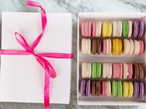 24 makaroniki Melody zapakowane w ozdobne pudełko